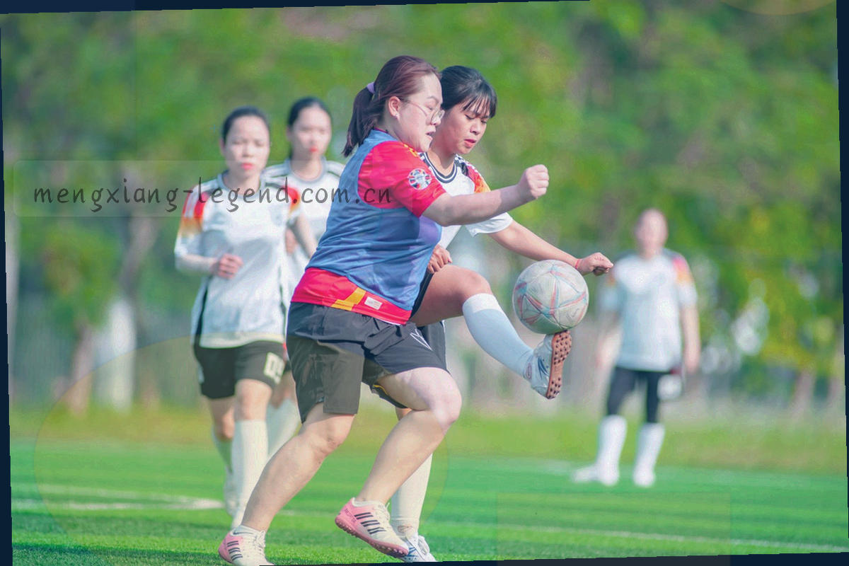 深色桌面上青绿色霓虹反光划过筹码边缘的宽幅特写